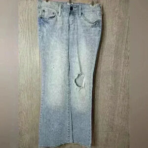 Junior's Bullhead jeans. Light wash and distressing.  Size 3S.